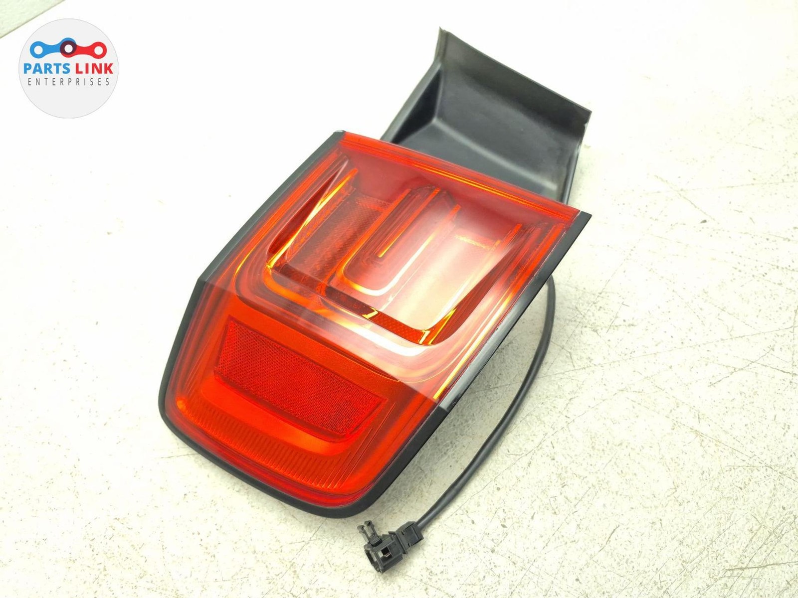 2016-20 BENTLEY BENTAYGA REAR LEFT TAILLIGHT QUARTER TAIL LIGHT BLACK TRIM 636