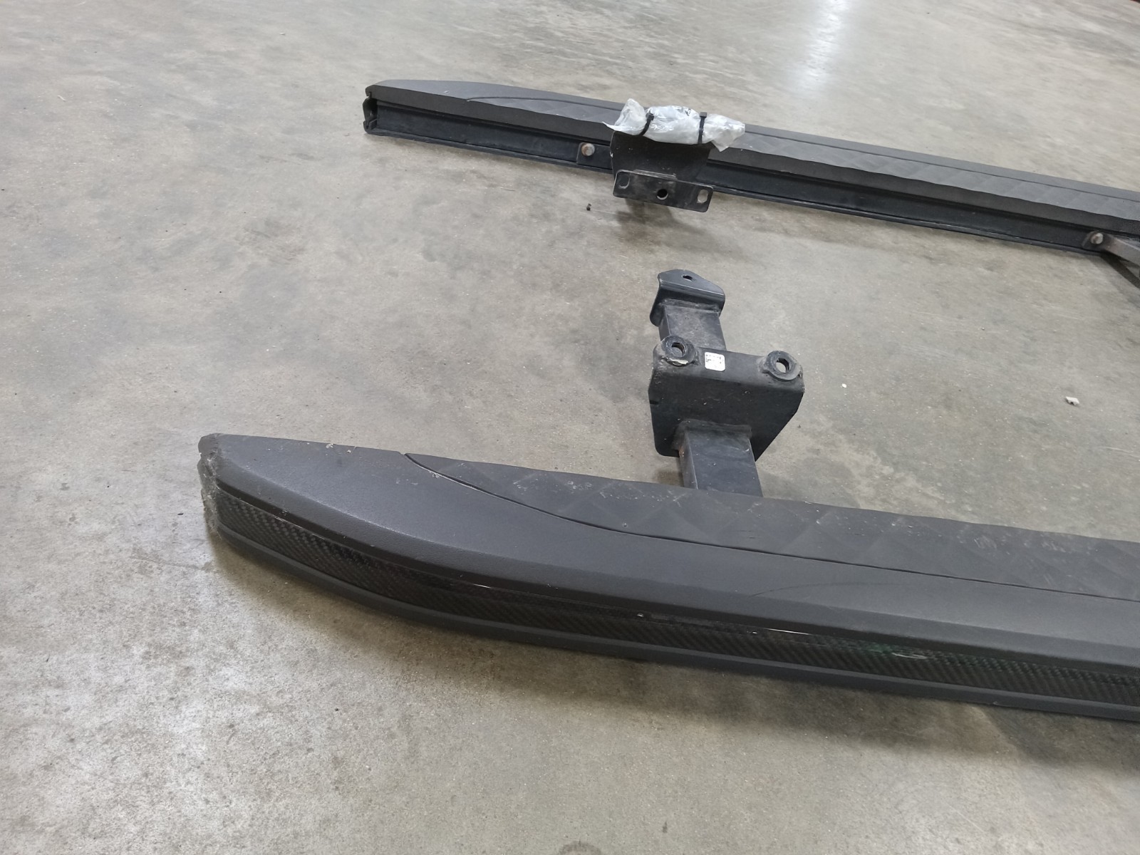 17-20 Bentley Bentayga Left AN RIGHT  Side Automatic Sill step Carbon