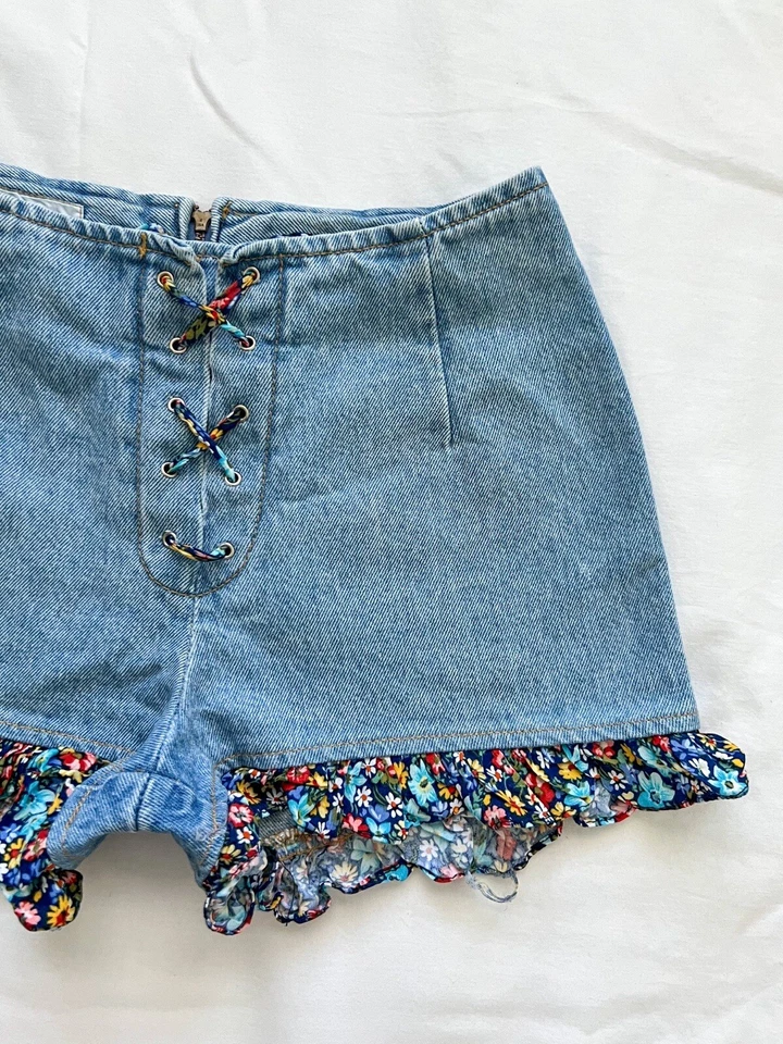 Pantalones cortos vaqueros vintage años 90 Paris azules florales con cordones Foto 4 de 4