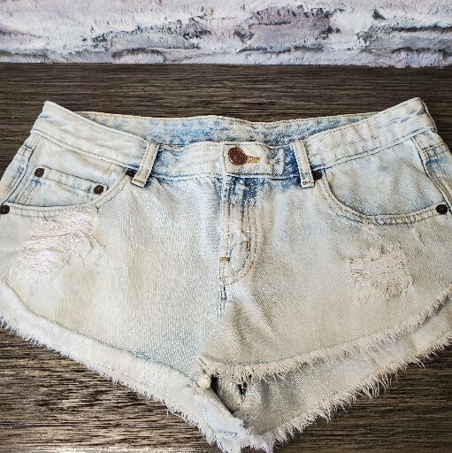 BDG Light Colored Denim Daisy Duke Booty Shorts Distressed Size 27 Low Rise  READ