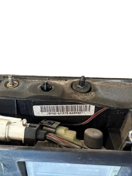 Land Rover LR4 2010-2016 OEM Upper Tailgate Cargo Handle Sumatra Black W. Camera - Image 4 of 4