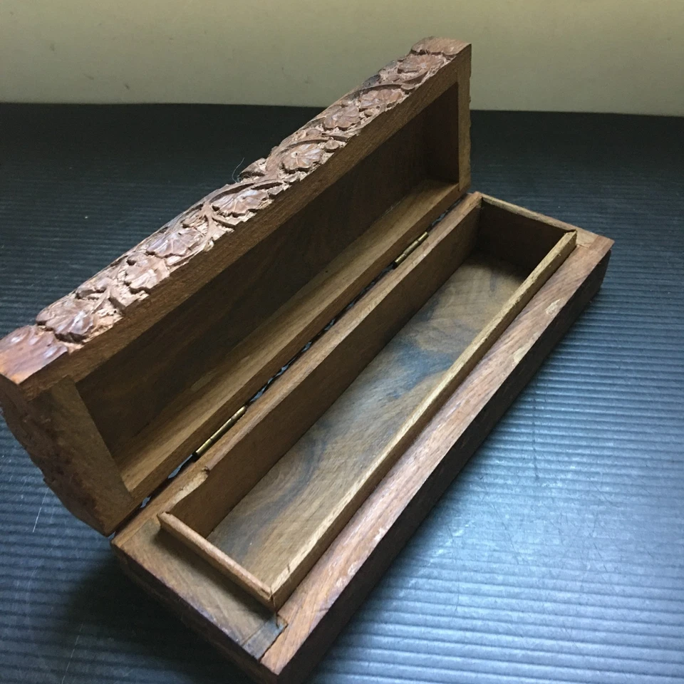 Antigua caja de madera de palisandro de diseño floral tallada a mano para joyería/recuerdos 8" Foto 2 de 4
