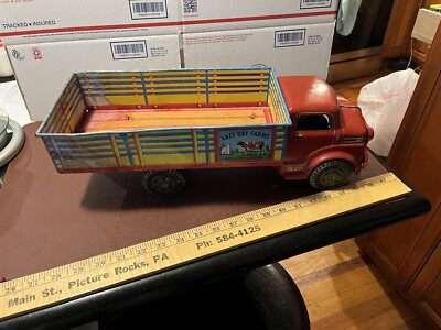 VINTAGE 1950 MARX LAZY DAY FARMS TIN PRESSED STEEL TOY DAIRY TRUCK