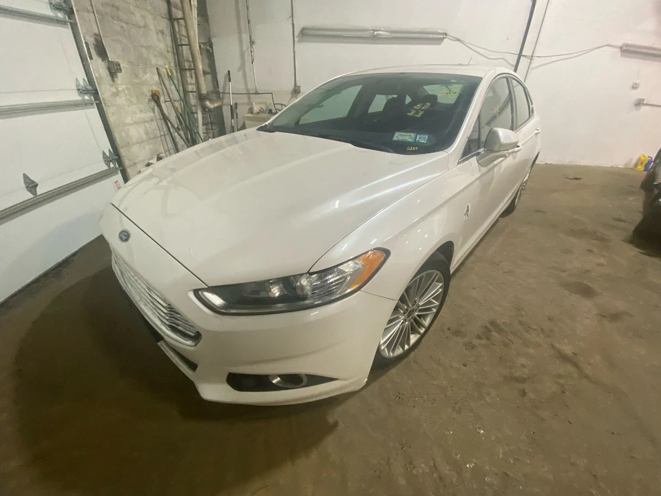 Used Rear Bumper Assembly Rear fits: 2014 Ford Fusion w/o park assist 1 exhaust Foto 4 de 4