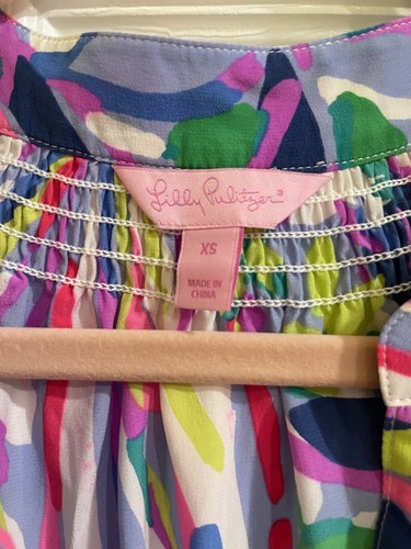 LILLY PULITZER BAILEY SLEEVELESS SILK TOP V-Neck Havin A Blast Size XS Relax Fit - Picture 4 of 9