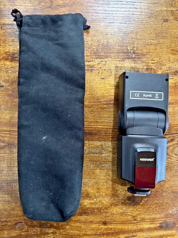 Neewer TT520 Speedlite Flash for DSLR Cameras – Excellent Condition + Pouch - Image 3 of 4
