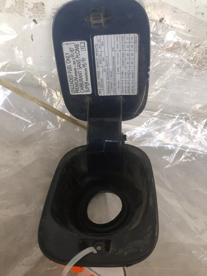 1999- 2005 VOLKSWAGEN JETTA GLS Sedan Fuel Gas Filler Cap & Door Tank Lid Cover - Image 3 of 4