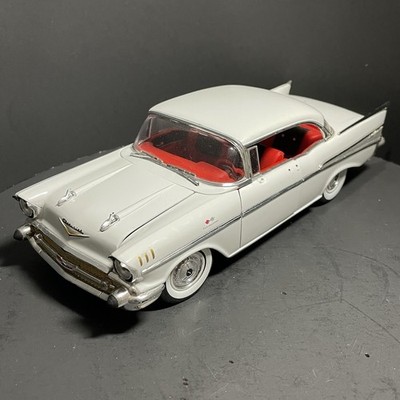 Chevrolet Bel Air 1957 Castline White Red 1:24 Diecast American Classic