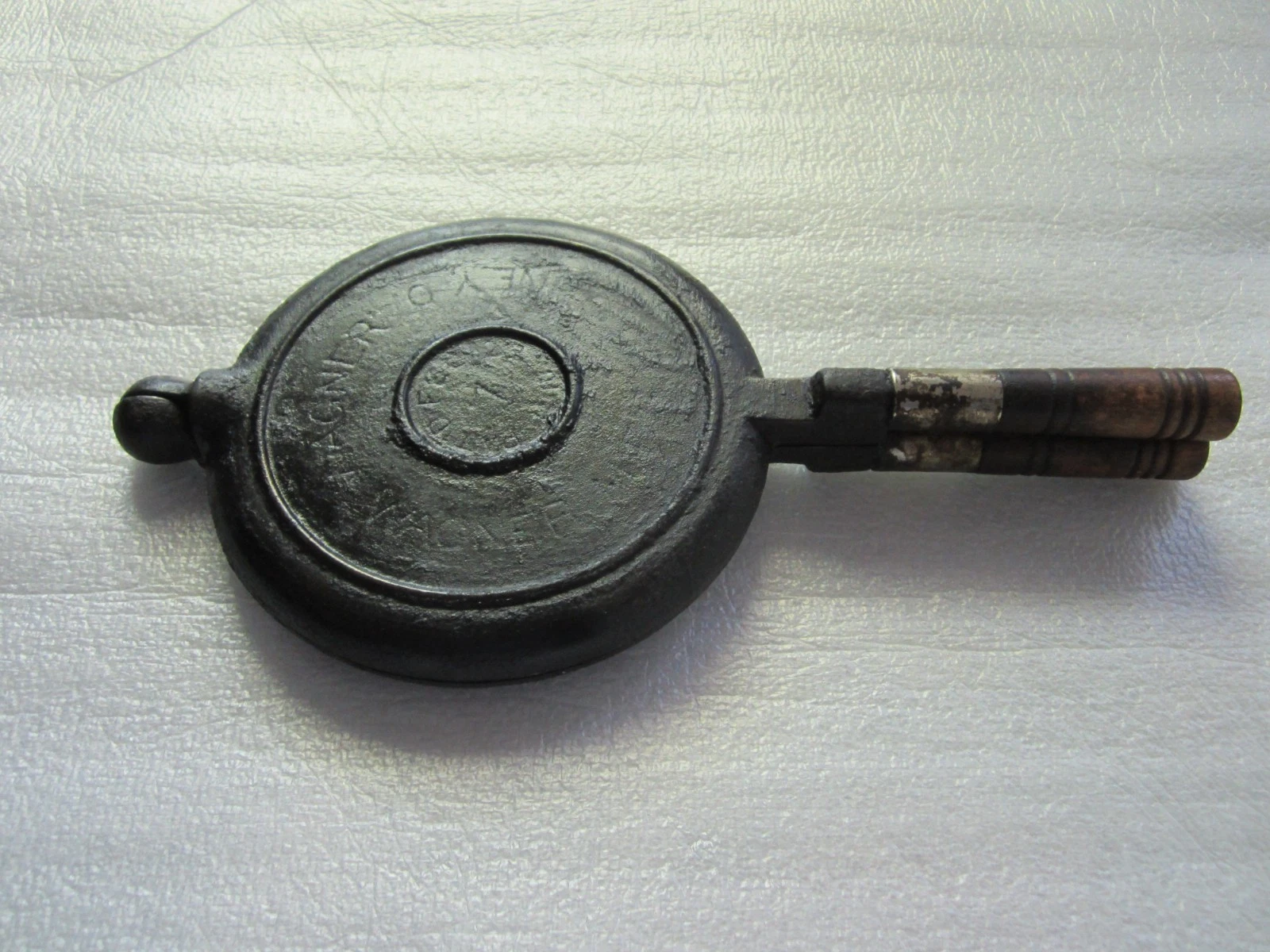 RARE ORIGINAL ANTIQUE 1910’s WAGNER CAST IRON # 7, 6.5" WAFFLE IRON MADE IN USA