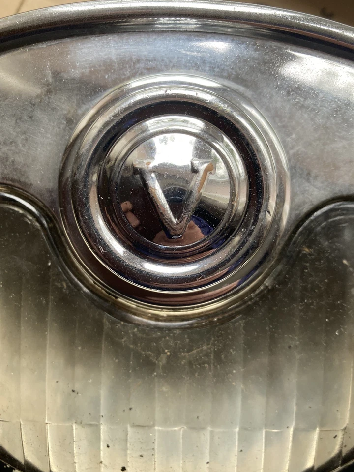 Luz antiniebla delantera vintage de coche clásico con forma ovalada hecha por Lucas para Vauxhall - Imagen 2 de 4