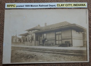 RPPC inviato 1909 Monon Railroad Depot CLAY CITY INDIANA. Cartolina FOTO REALE