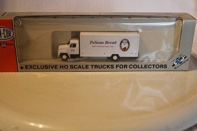 HO Scale Con-Cor, 28' Moving Truck, Pelican Bread, White #004-001090