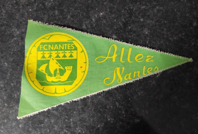 Fanion FC Nantes Vintage – Tissu – 29x17 Cm – Bon état – Collection Supporter