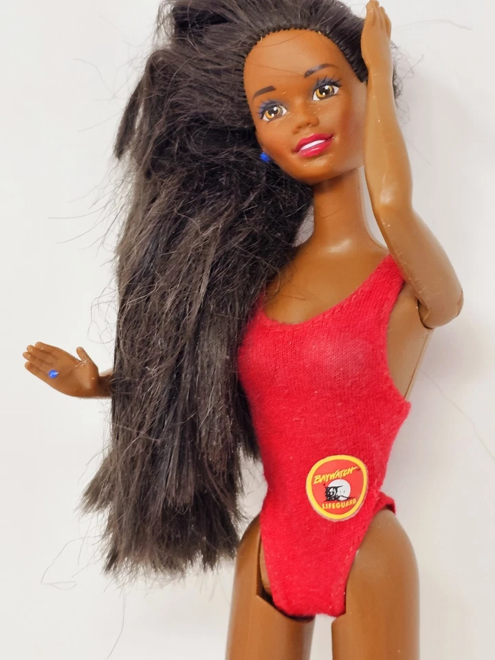 Barbie Baywatch Muñeca Salvavidas con Traje de Baño Rojo Pelo Negro Ojos Marrones Mattel Foto 2 de 4