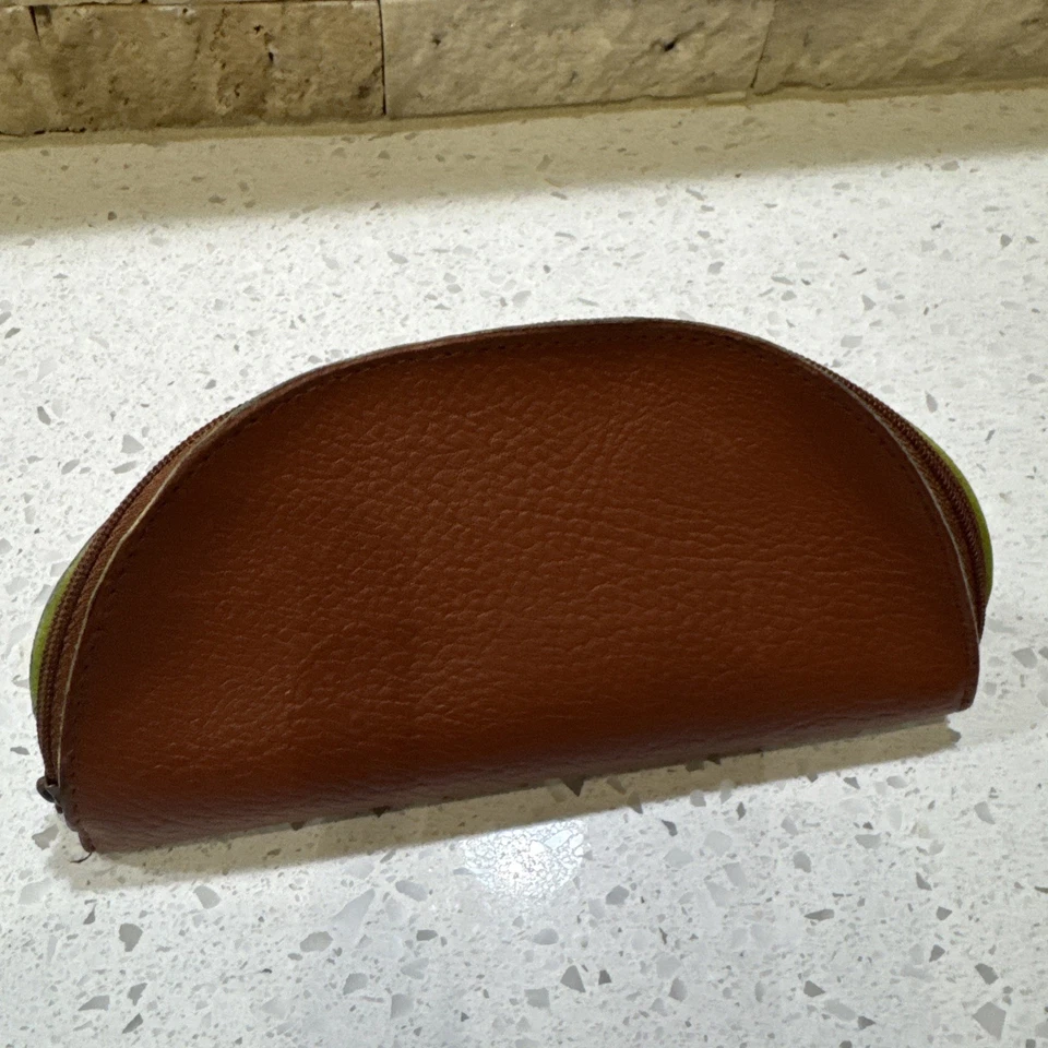 Estuche para gafas de sol Tommy Bahama marrón con cremallera alrededor suave por dentro Foto 2 de 4