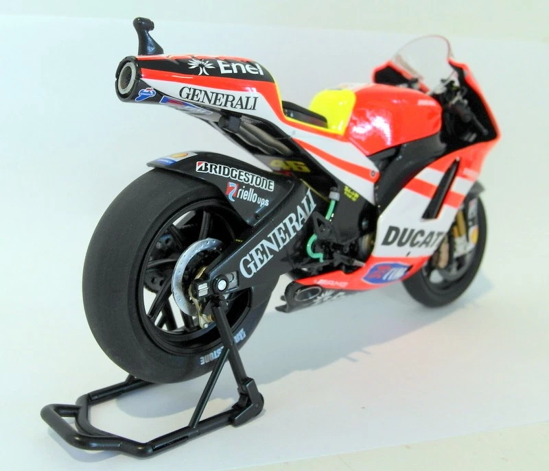 Minichamps escala 1/12 diecast 122 110046 Ducati Desmosedici GP11 2011 Rossi Foto 2 de 4