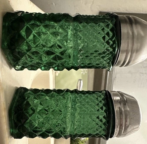 EMERALD GREEN HTF Anchor Hocking Wexford Vintage Glass Salt Pepper Shakers Set