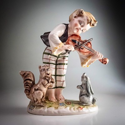 Italienische Porzellan Figur Junge spielt Geige mit Eichhörnchen & Hase Italy 571