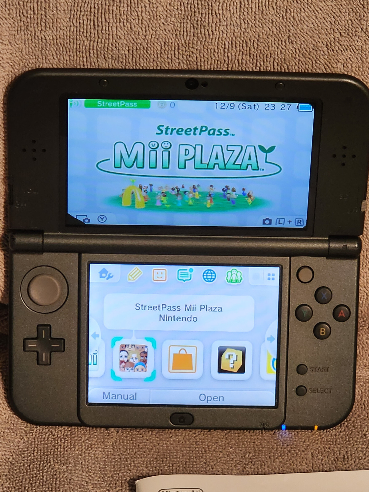 *New* Nintendo 3DS XL (used) in Box Works Great! Minor Screen issue
