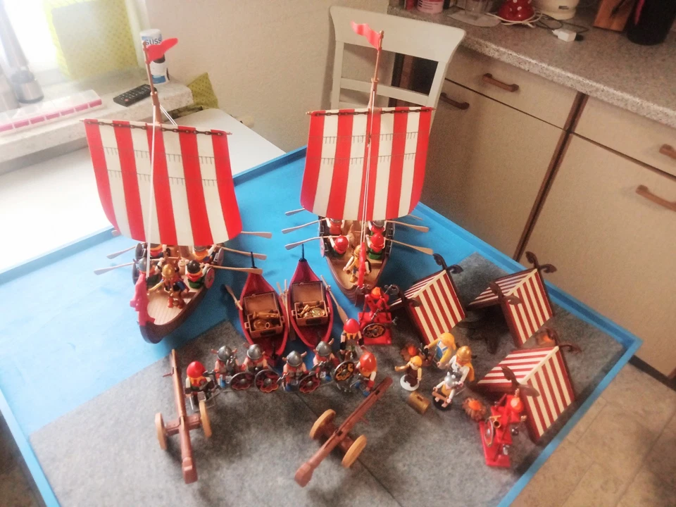 Playmobil 3150 2 Viking Ships 27 Viking Tents, Dinghies, Ram Weapons.. - Image 2 of 4