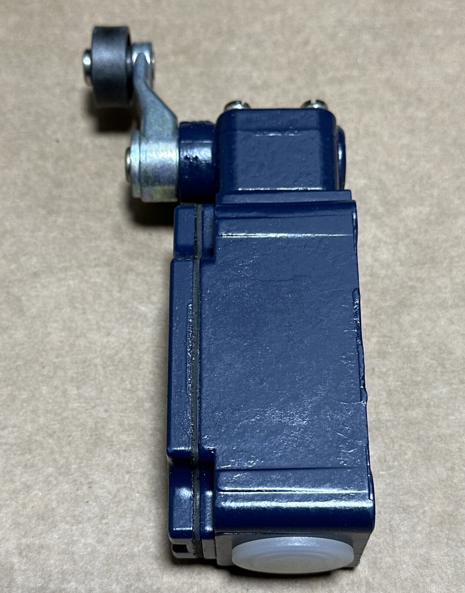 NEW IN BOX- Schmersal Roller Lever Position Switch Z4VH 332-11Y