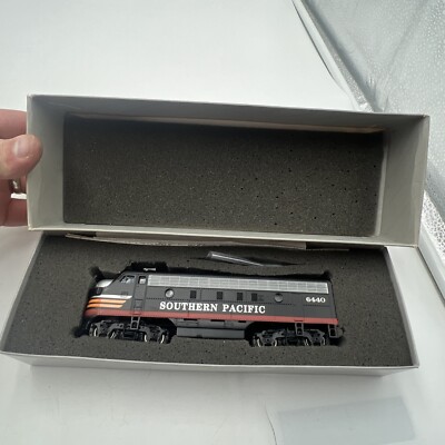 BACHMANN PLUS EMD F7A SOUTHERN PACIFIC BLACK WIDOW 6440 DIESEL LOCOMOTIVE IN BOX