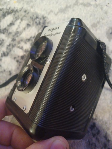 Argus 75 Seventy-Five Twin Lens Reflex Camera uses 620 Roll Film Periscope Lens - Picture 3 of 16