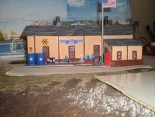 HO scale shed ENGINE HOUSE Building  Life Like No. 1345 w/lights