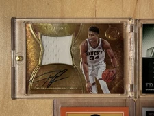 2017-18 Panini Basketball Bucks Giannis Antetokounmpo Patch Auto PLUS Rookies