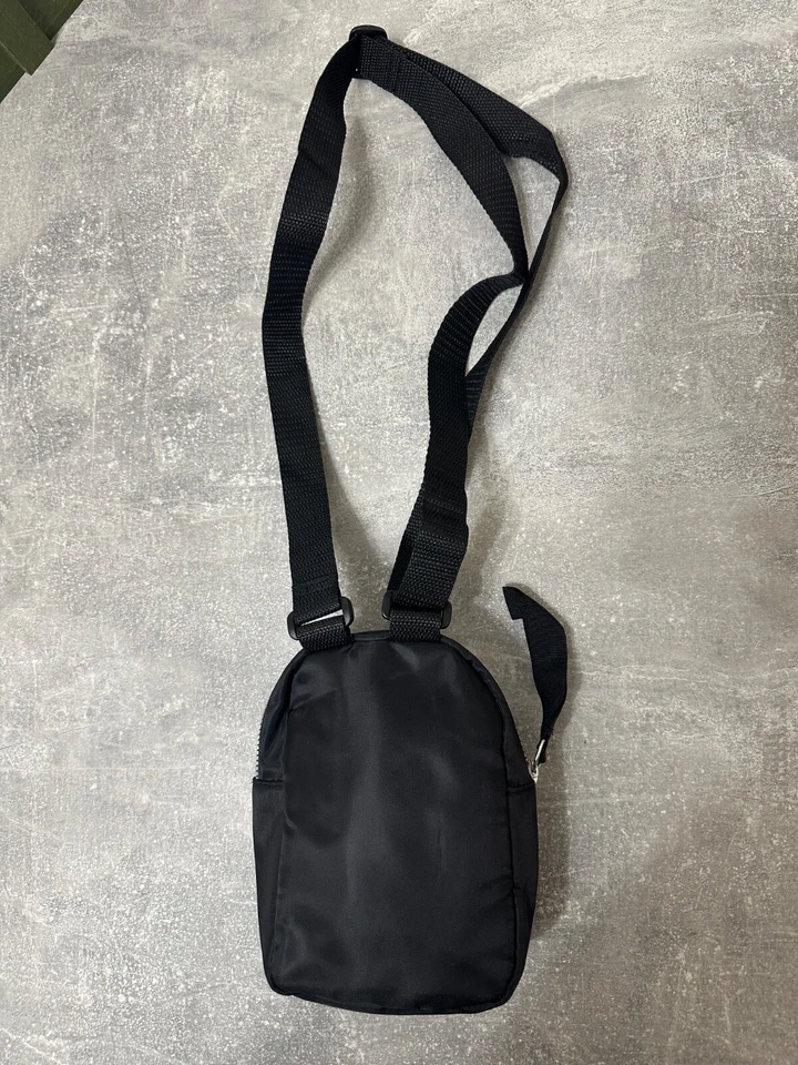 Bolso Bandolera Ariana Grande Sweetener-Negro-Concierto-Tour-Exclusivo de Primark-Lírico Foto 4 de 4