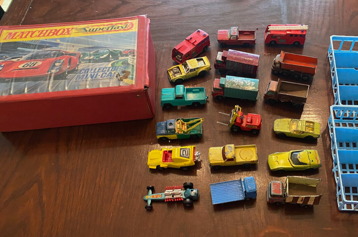 Vintage Red Matchbox 1970 SUPERFAST two Tray Carry Case With 18