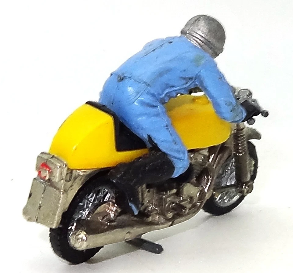 GRAN Bretaña no. 9671 - MOTO Y PILOTO NORTON COMMANDO Foto 3 de 3