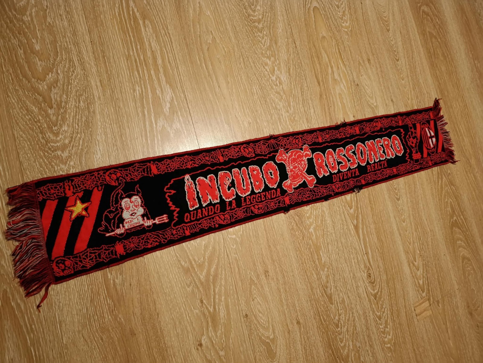SCIARPA SCARF VINTAGE ULTRAS MILAN INCUBO ROSSONERO. DA BANCARELLA STADIO.LEGGI