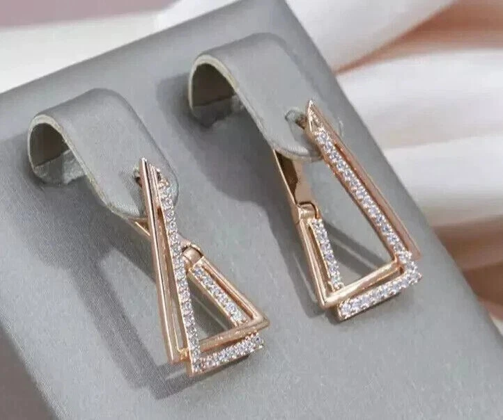 Pendientes Huggie/Hoops únicos de diamantes simulados redondos de 2,0 quilates enchapados en oro rosa de 14 k Foto 3 de 4