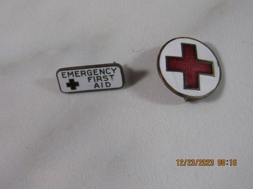 2 Emergency First Aid Red Cross Hat / Lapel Pins 1930's-'40's 10K Gold - 第 1/3 張圖片