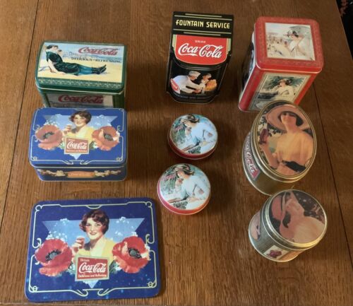 Menge 9 Vintage Coca Cola Dosen Metallbehälter und eine Blechwand hängen/Untersetzer - Bild 1 von 11