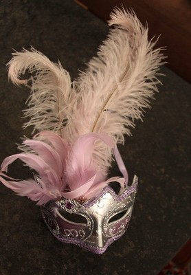 silberne Halbmaske smit rosa Federn