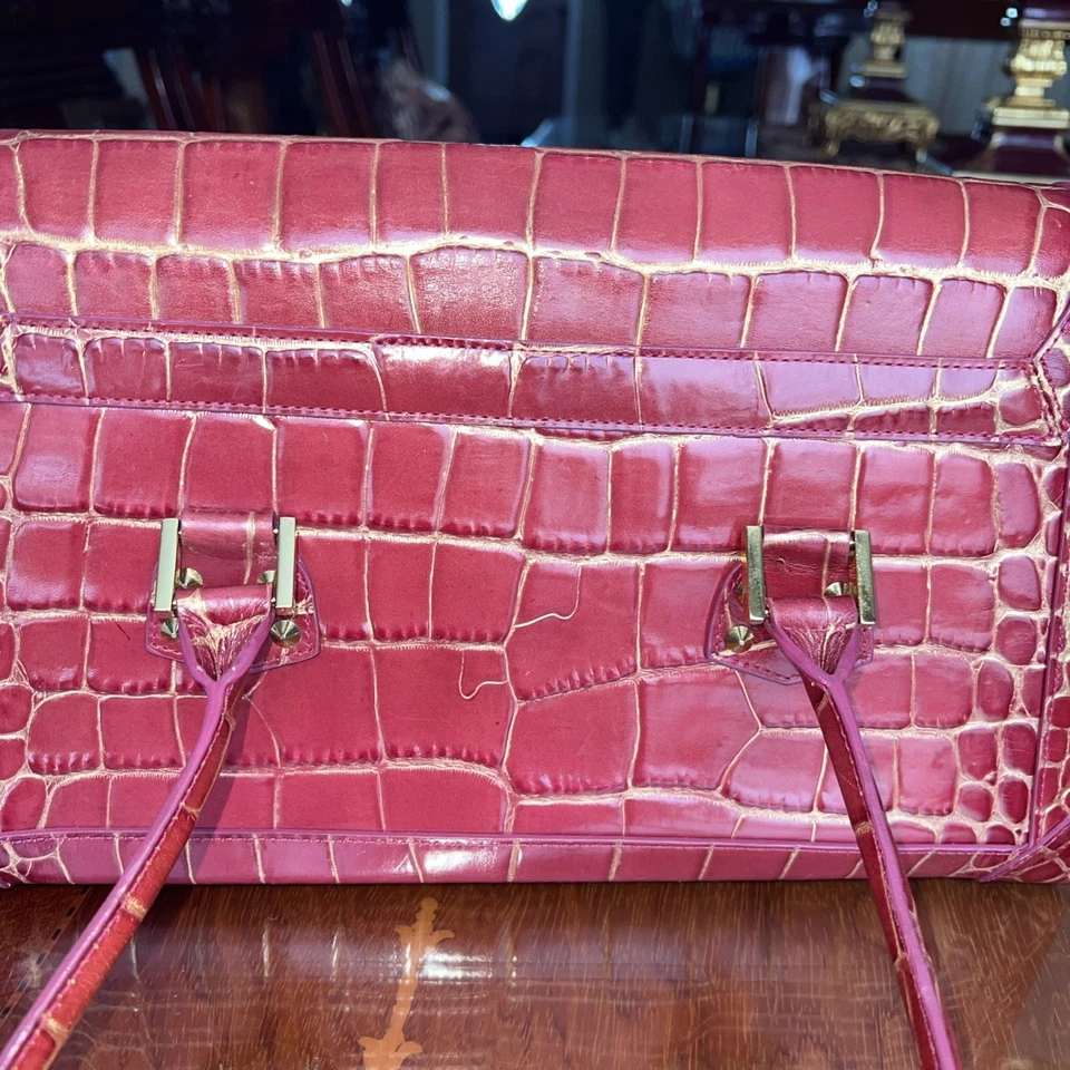 Cartera de Colección Nordstrom Cuero Genuino Rosa Audaz Grabado en Cocodrilo Cierre Dorado Foto 4 de 4