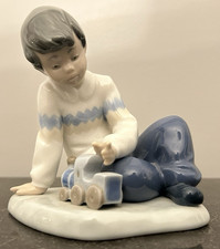 NAO by Lladro - "Un ragazzo e il suo treno" o "Un giocattolo nuovo" - Modello # 1052