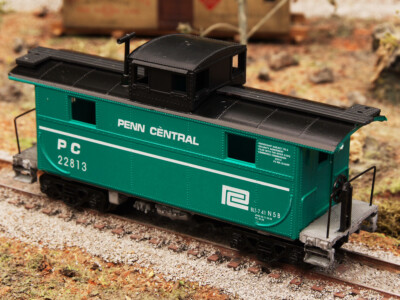 RCR - HO MODERN CABOOSE 2 WINDOW (1+1) - PENN CENTRAL 22813