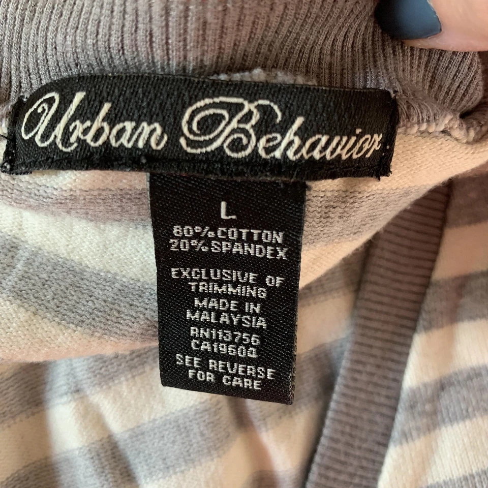 Urban Behavior Juniors Top Sz L Gray White Striped V Neck Long Sleeve Fitted  - Image 3 of 4