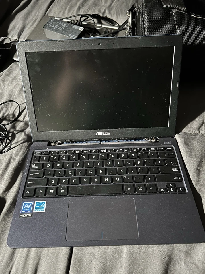 ASUS E203M 11.6 inch (32GB, Intel Celeron N4000, 1.10 GHZ, 2GB) Laptop - Blue - Image 4 of 4