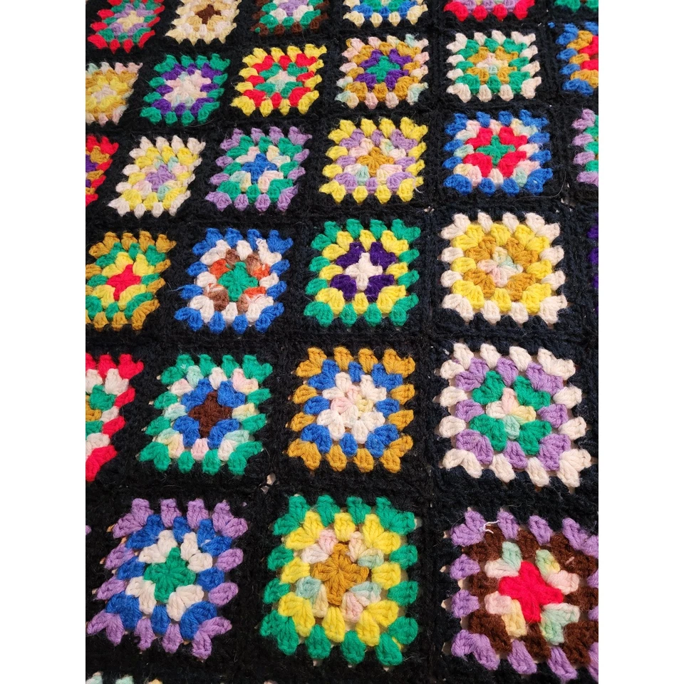 Vintage Hecho a Mano Abuela Cuadrado Negro Crochet Afgano 50" X 72" Para Sofá Roseanne Foto 4 de 4