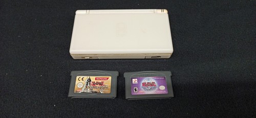 Nintendo DS Lite weiß mit zwei Yu-Gi-Oh Gameboy Advance Spielen