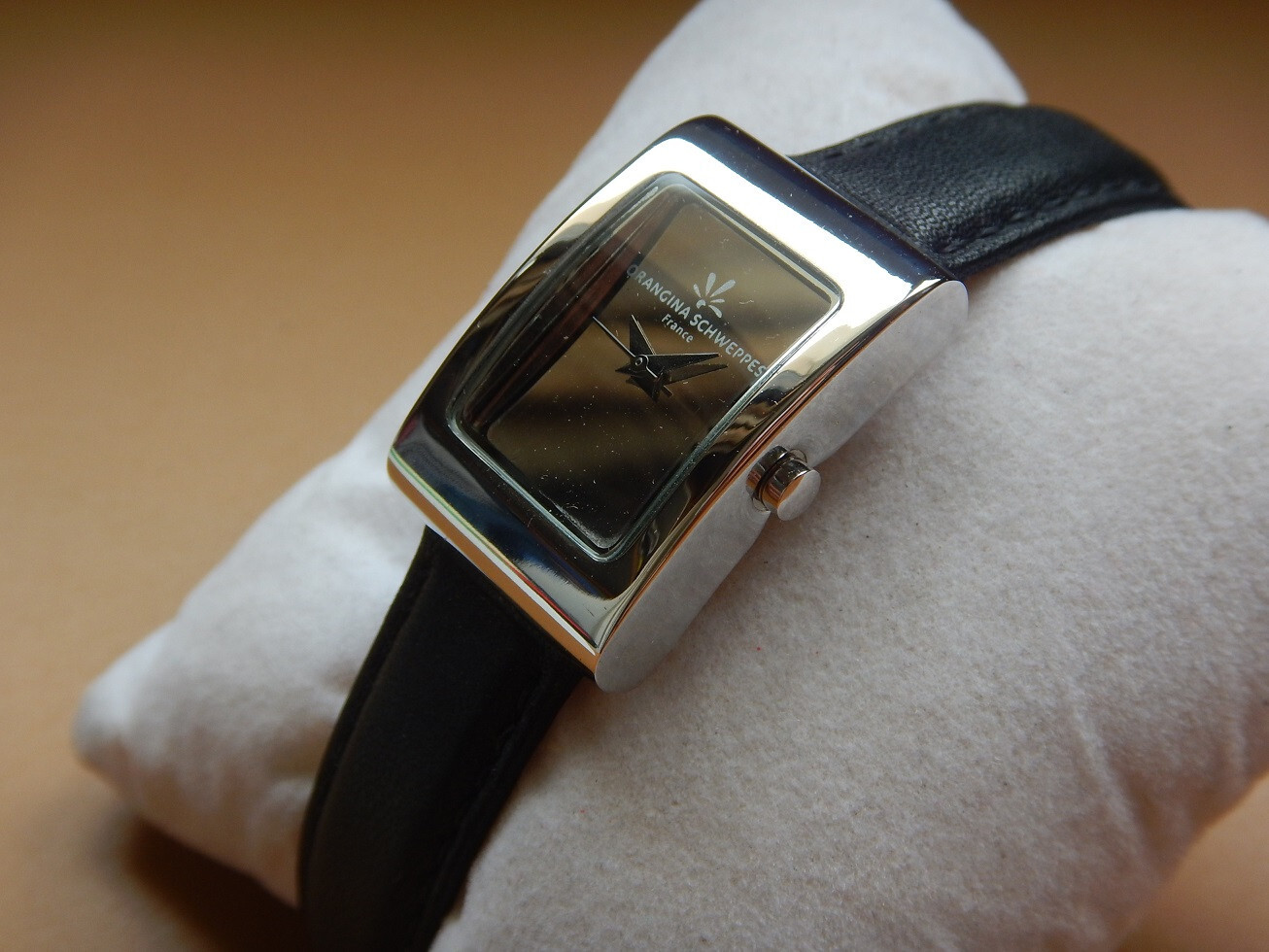 Montre Tank Orangina Schweppes pour femme avec cadran miroir orange
