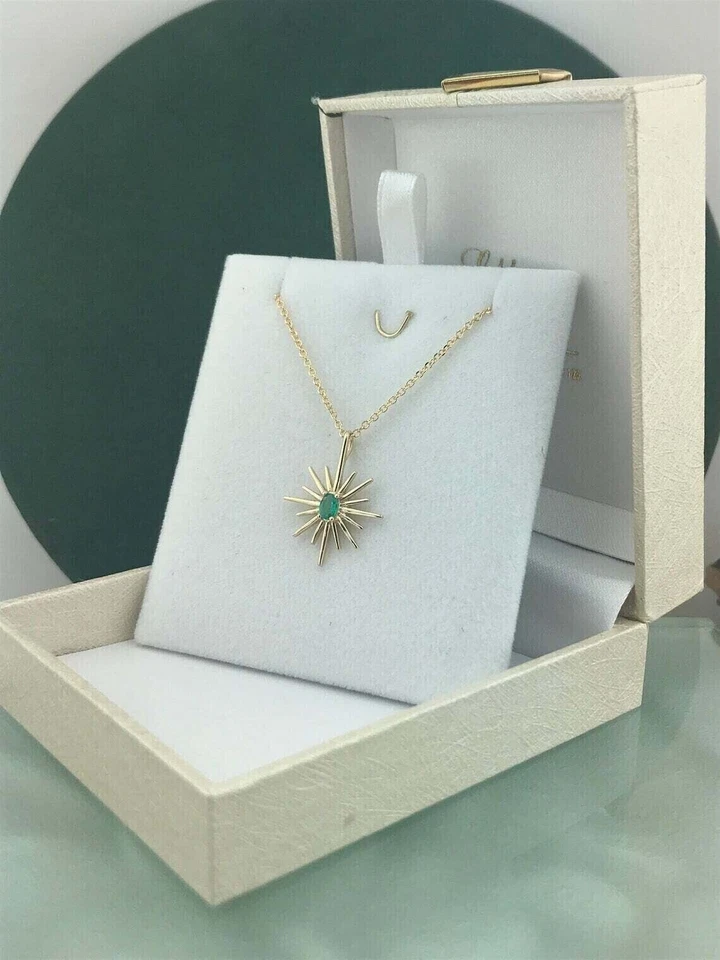 Colgante Starburst esmeralda verde simulado corte ovalado de 1,00 quilates chapado en oro amarillo de 14 quilates Foto 4 de 4