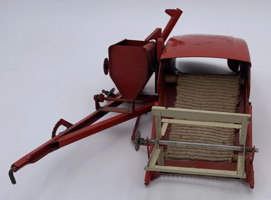 Vintage 1950's Tru-Scale Pull Type Combine 1/16 Scale Toy Farm Implement - Image 4 of 4