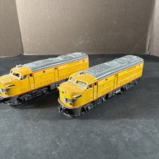 UNION PACIFIC POWERED & DUMMY LOCOMOTIVE 2023 LIONEL MODEL TRAINS O GAUGE