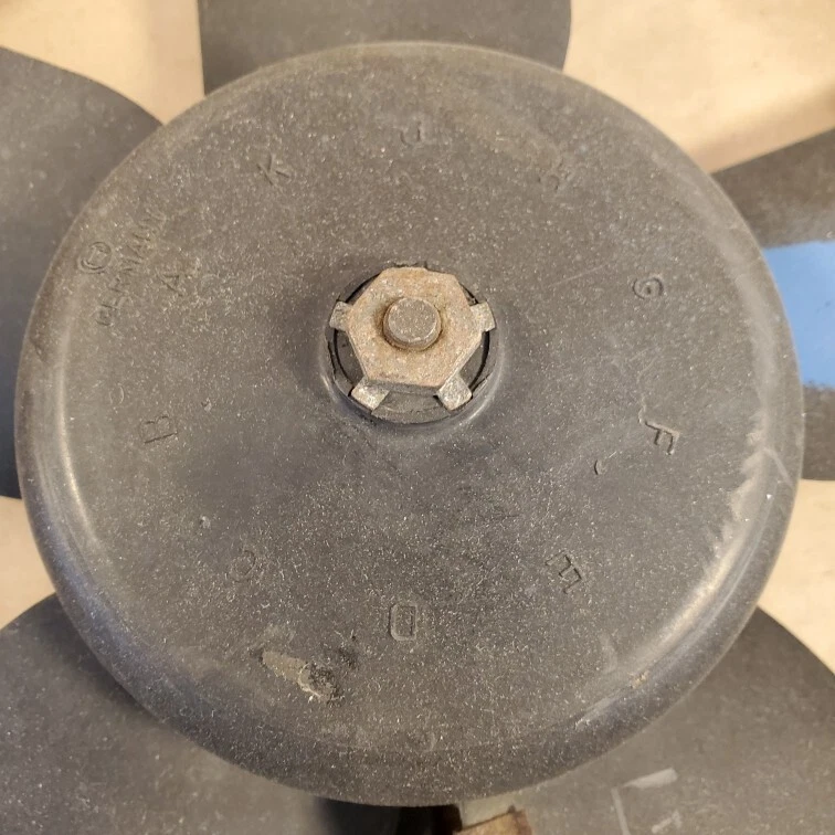 Ventilador condensador de aire acondicionado original Bosch 0 130 703 002 BMW 6 y 7 L7 735 E23 E24 OEM Foto 3 de 4