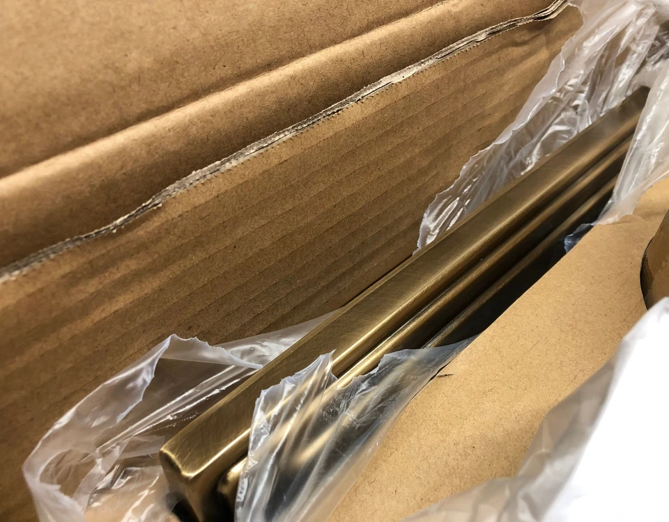 Kichler Vetivene 15,25 pulgadas Luz de tocador de latón natural de 2 luces de vidrio opalino 55130NBR Foto 2 de 2